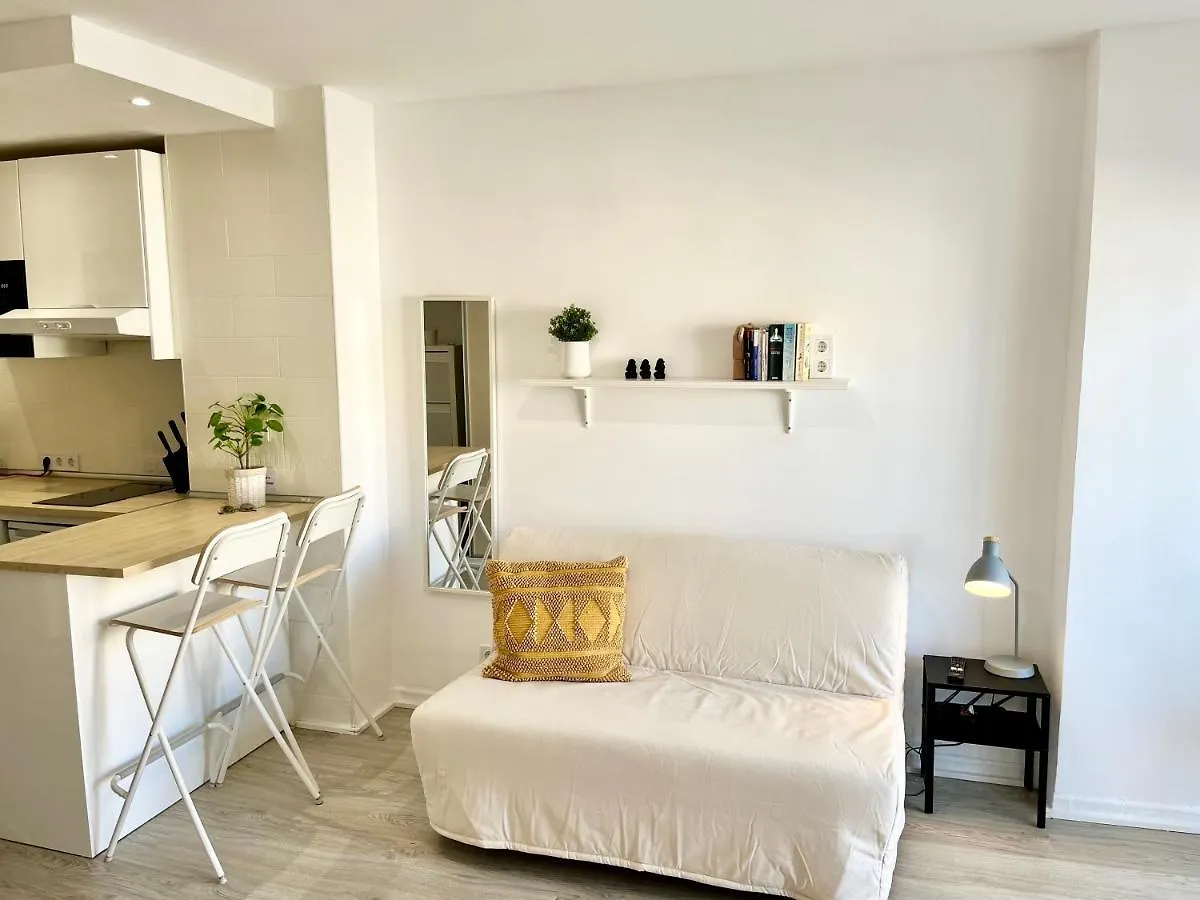 Cozy Central Studio Near The Beach 베날마데나코스타